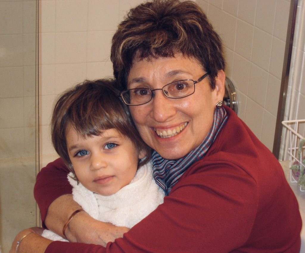 Anne Mozersky qui caline un enfant.