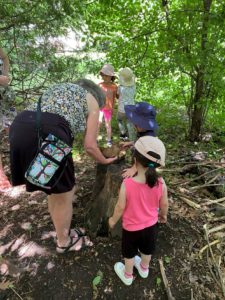 Dame qui explore la forêt avec un enfant.