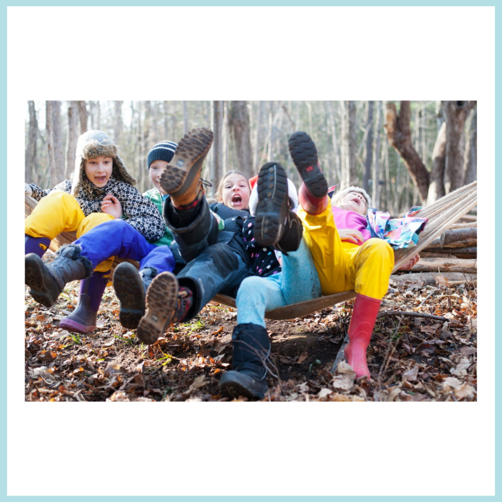 Enfants enjoués sur un hamac.