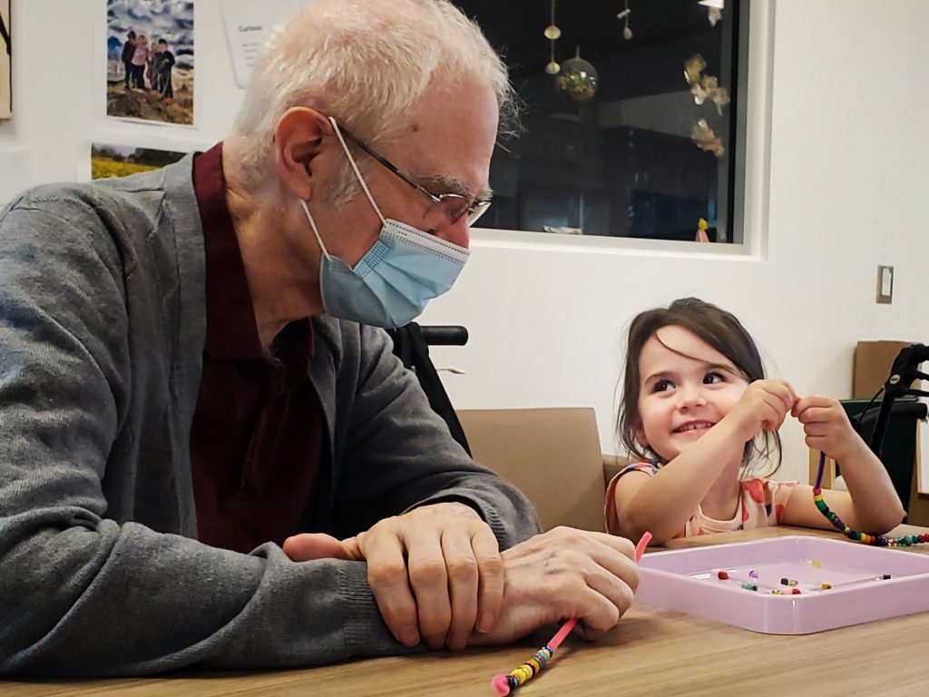 Enfant avec un homme agé.